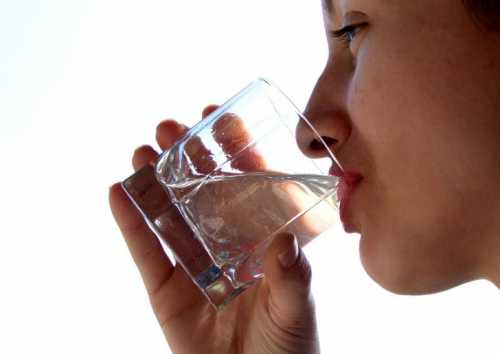 Стакан воды, выпитый за минут до еды, способствует похудению
