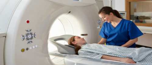 МРТ при частых головных болях проводится врачом стандартным образом, начиная исследование с мозгового сканирования, затем переходя к сосудистому руслу и сосудистой системе в области шеи