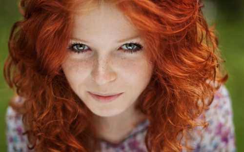 Карие глаза могут превосходно сочетаться с рыжими оттенками волос, как естественными, так и кардинальными насыщенными с переходом в красный или огненный, глубокий медный