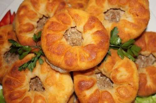 Название беляш имеет башкирское и татарское происхождение в этих кухнях словом бэлиш называют большие печеные пироги, которые готовятся с различной начинкой