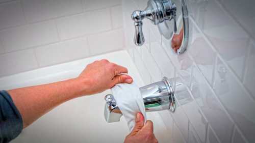 Очистку ванны в домашних условиях от грязи нужно проводить следующим образом потребуется смешать в пропорции кальциниро ванную и питьевую соду