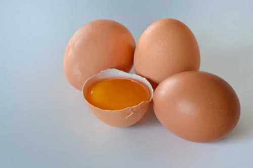 Польза сырых яиц натощак, возможный вред, кому